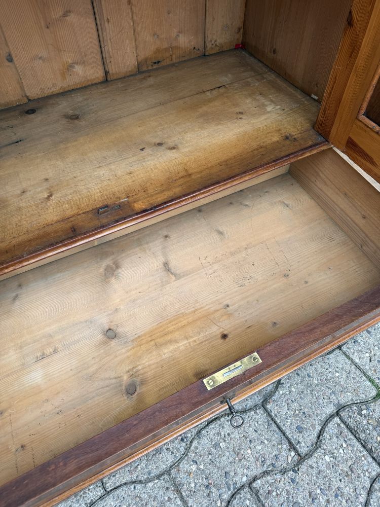Antiker Wäscheschrank Mahagoni Louis Philippe um 1860–1870 – restauriert, 4 Böden, Schublade