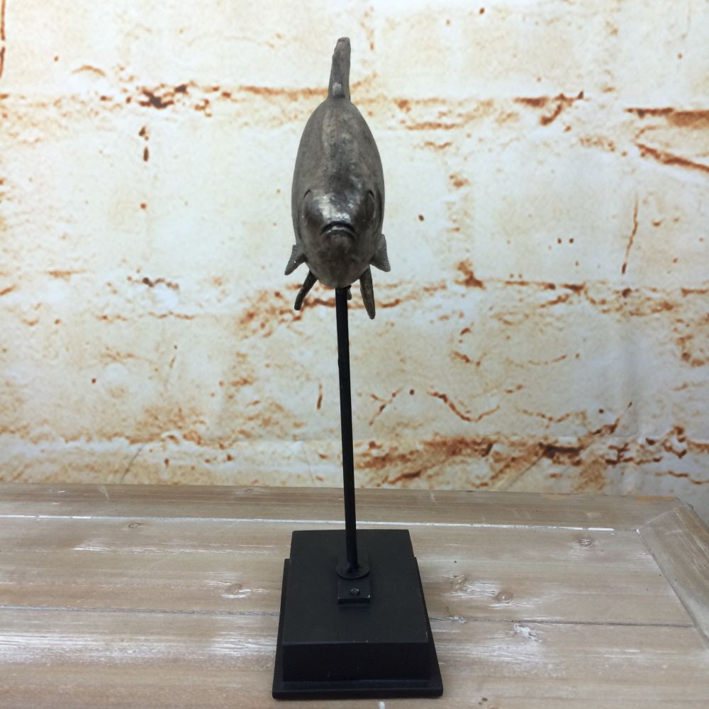 Deko-Skulptur „Fisch“ auf Sockel – maritime Wohnaccessoire