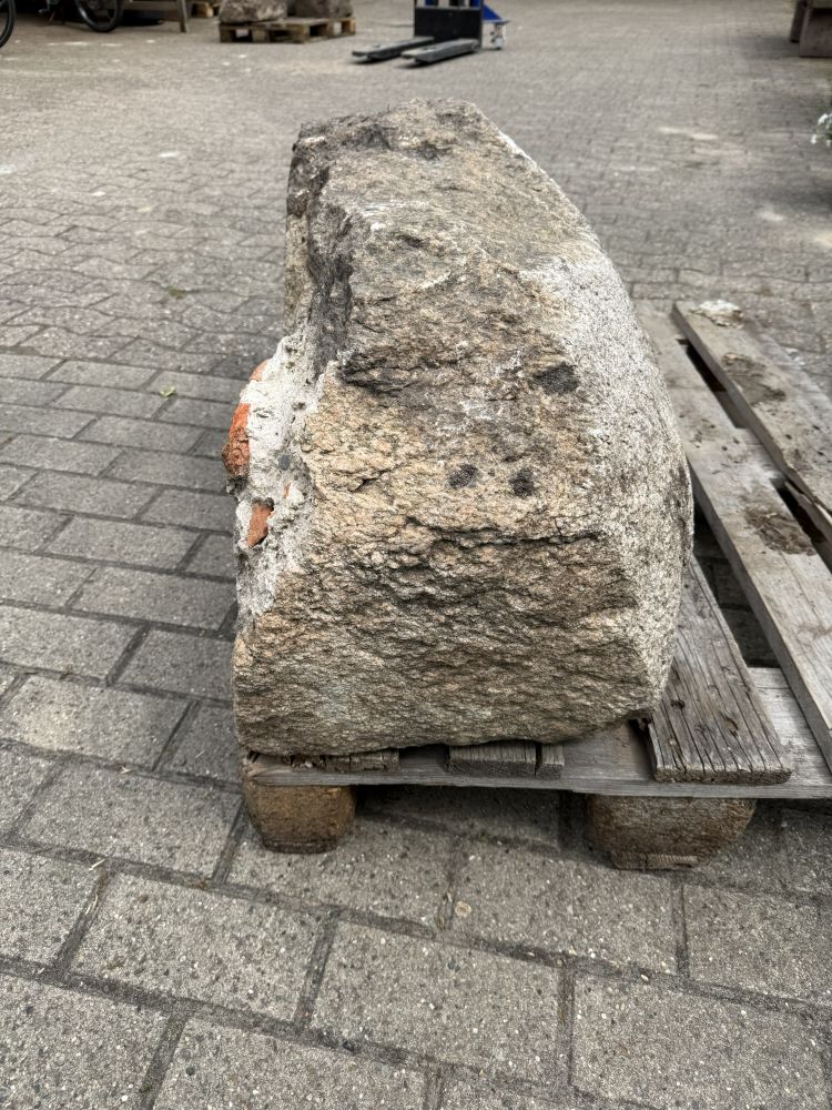 Historischer Granit-Trittstein / Eingangsstufe eines alten Bauernhauses – handbehauener Naturstein ca. 120 cm