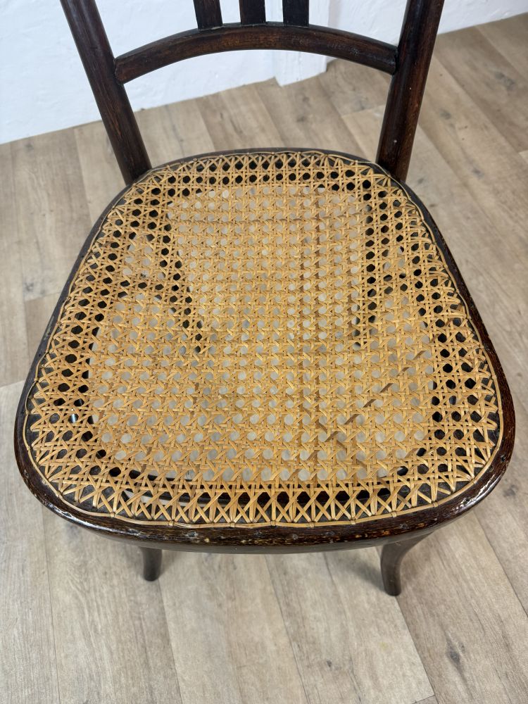 Antiker Kaffeehausstuhl mit Wiener Geflecht um 1900