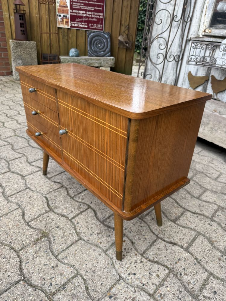 Kleine Mid-Century Kommode – Nussbaum mit Fadenintarsien – 50er/60er Jahre