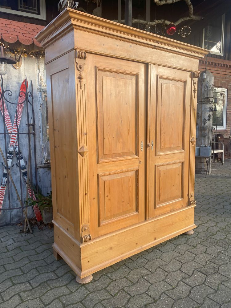 antiker Kleiderschrank aus Weichholz / Gründerzeit