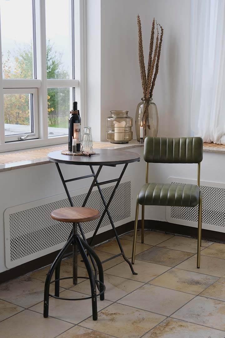 Diner Esszimmerstuhl mit gestepptem Leder – Grün / Messing