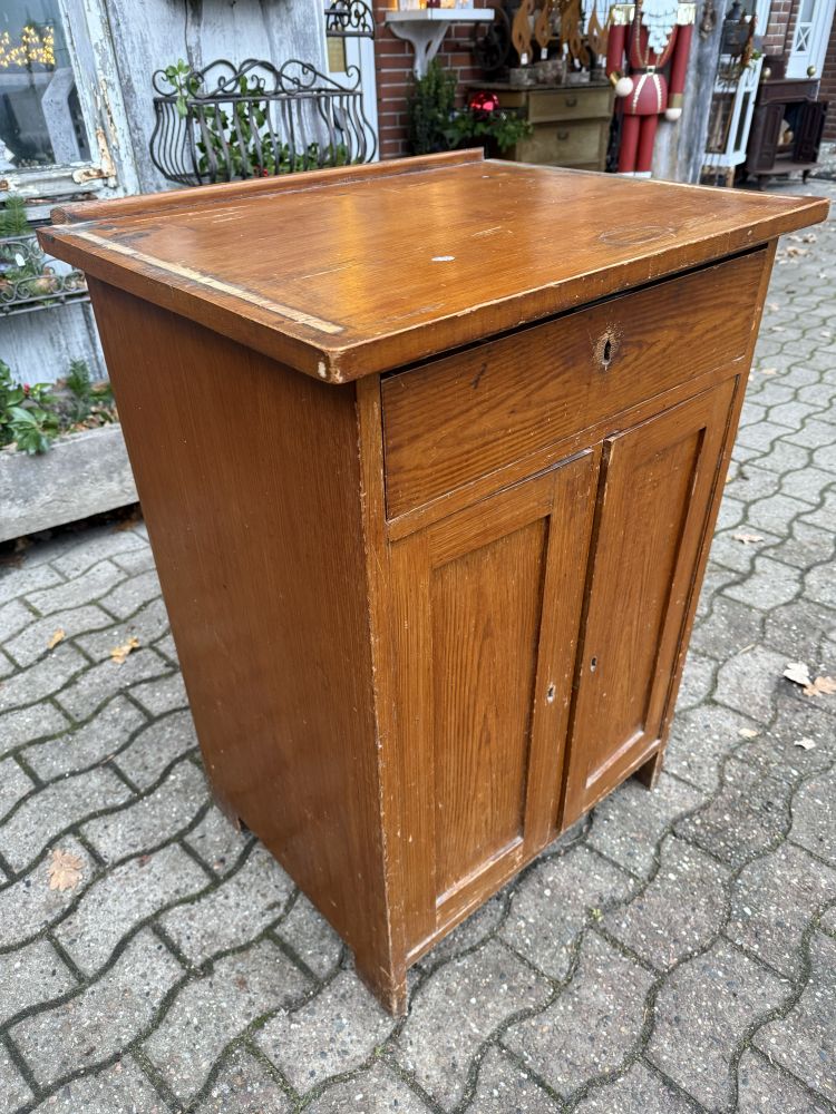 Kleines Schränkchen um 1920 – Weichholz
