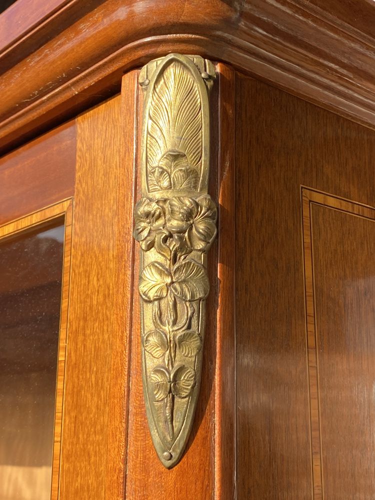 Vitrinenschrank aus Frankreich / antik / Nussbaum mit Einlegearbeiten