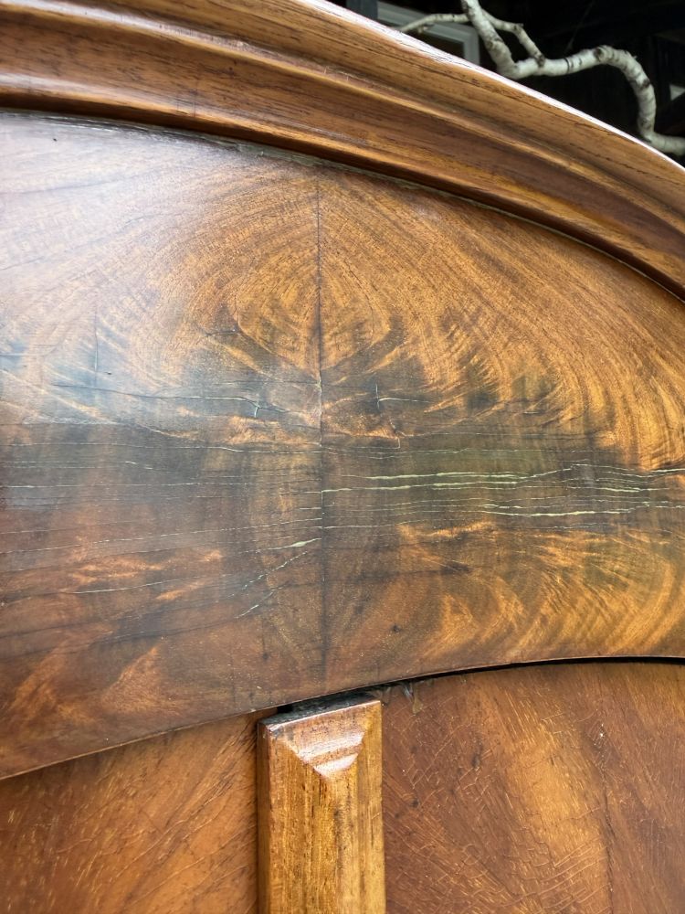 Antiker Wäscheschrank Mahagoni Louis Philippe um 1860–1870 – restauriert, 4 Böden, Schublade