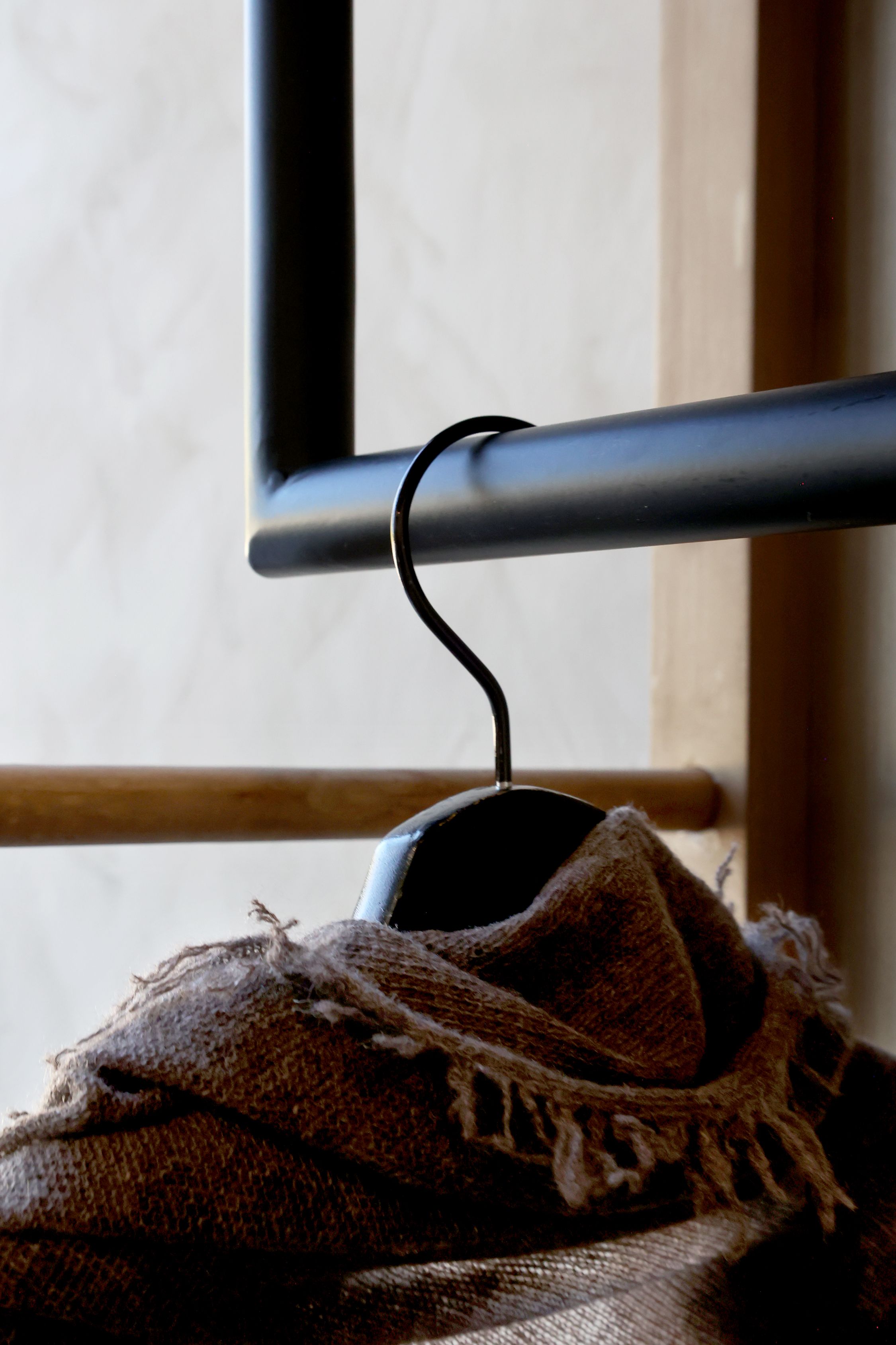 Chic Antique Garderobenregal „Factory“ auf Rädern – Naturholz & Eisen | Dänisches Design