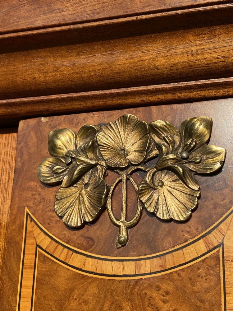 Vitrinenschrank aus Frankreich / antik / Nussbaum mit Einlegearbeiten