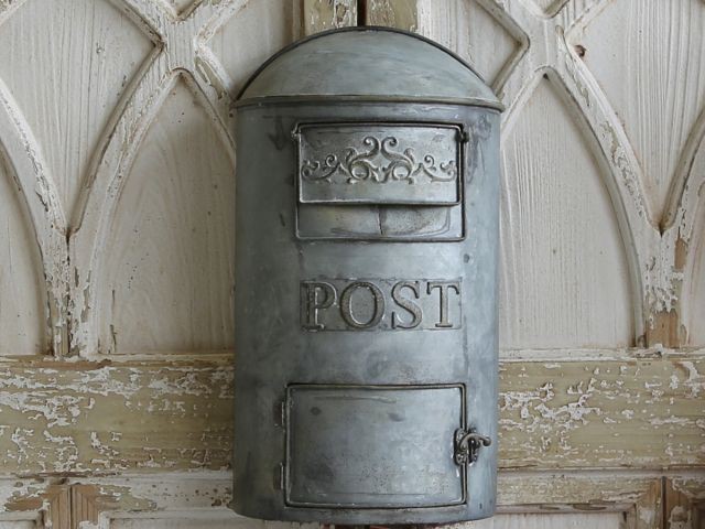 Briefkasten mit Monogramm