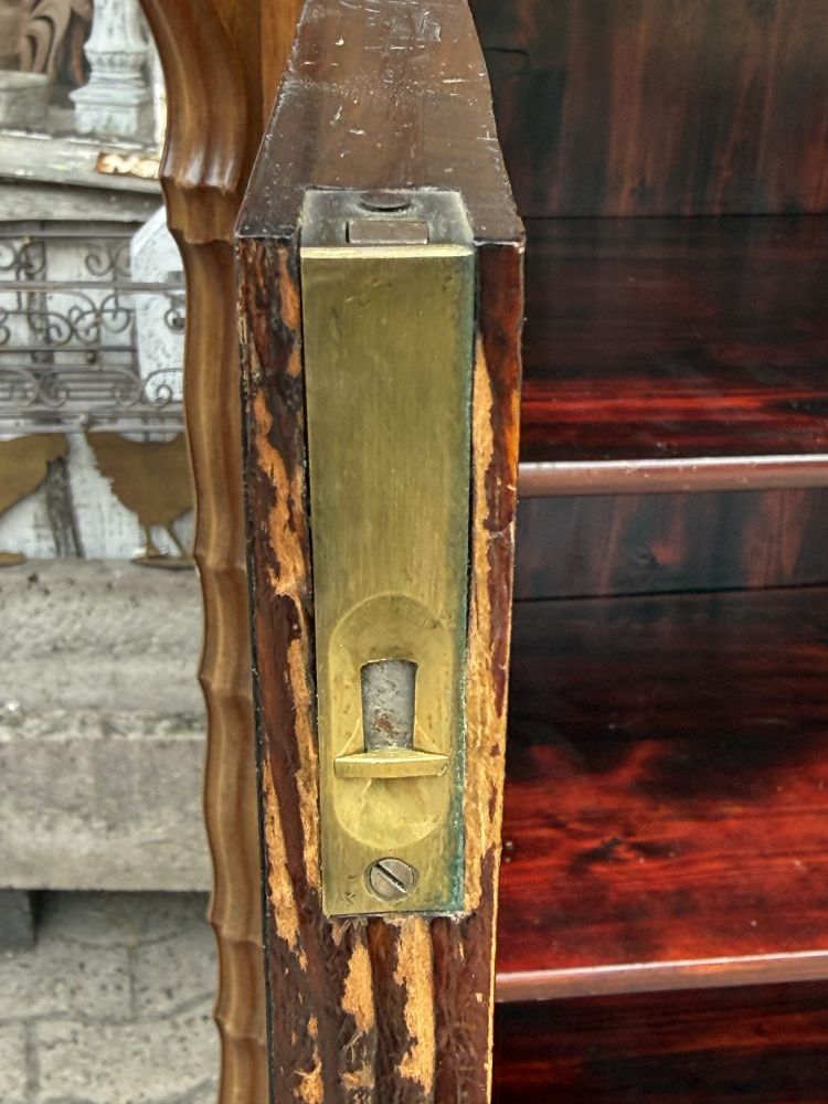 Antikes Louis-Philippe Vertiko um 1870 – Mahagoni mit geschnitztem Aufsatz