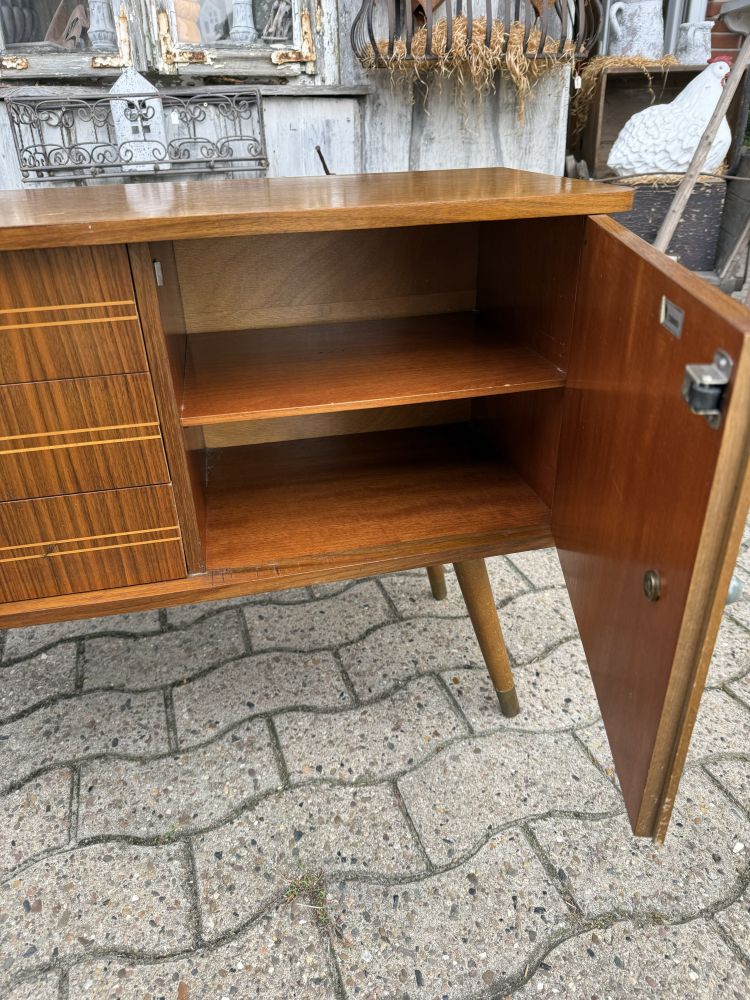 Kleine Mid-Century Kommode – Nussbaum mit Fadenintarsien – 50er/60er Jahre