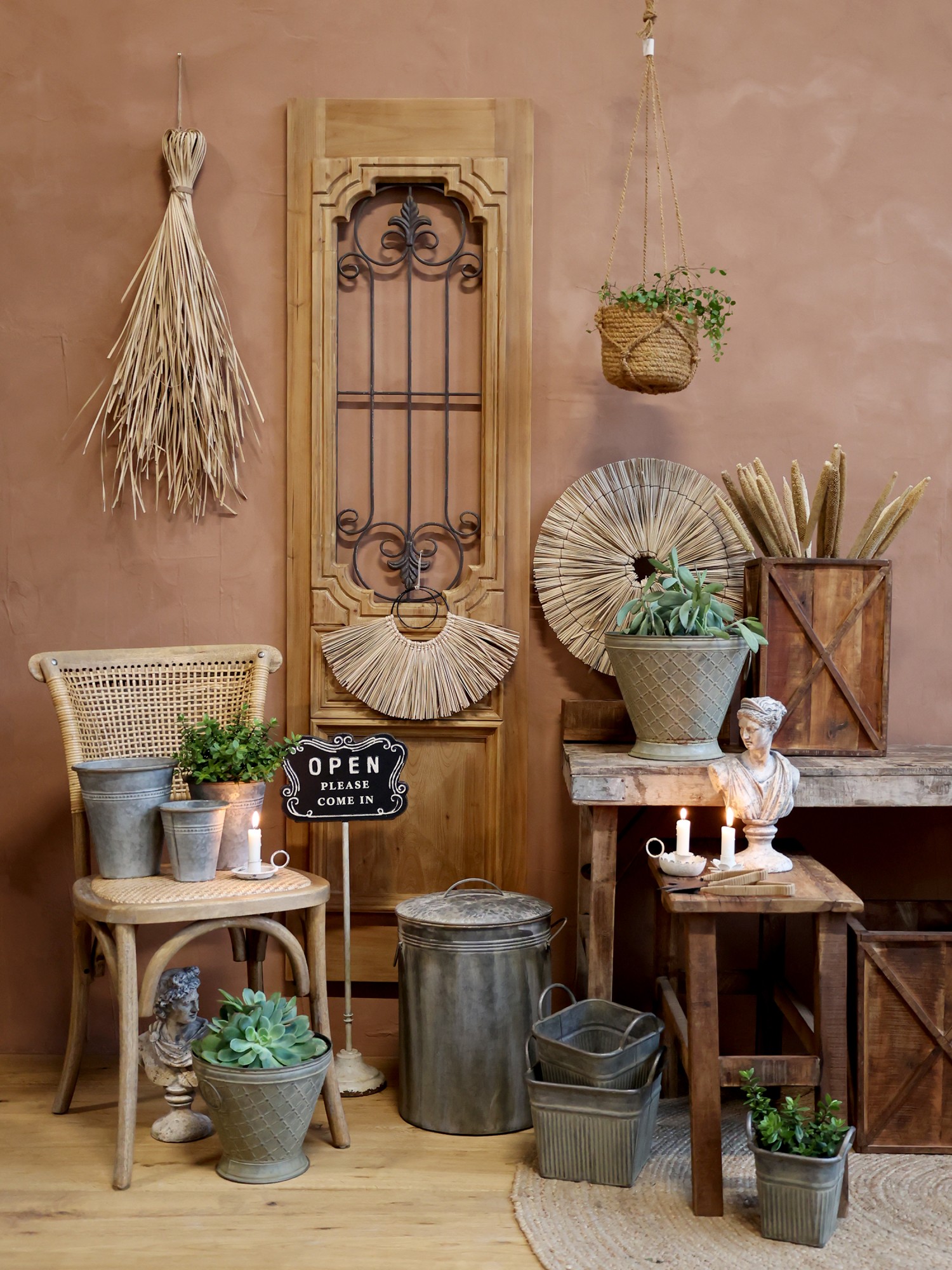 Fensterladen mit Schnitzerein und Dekor Chic Antique