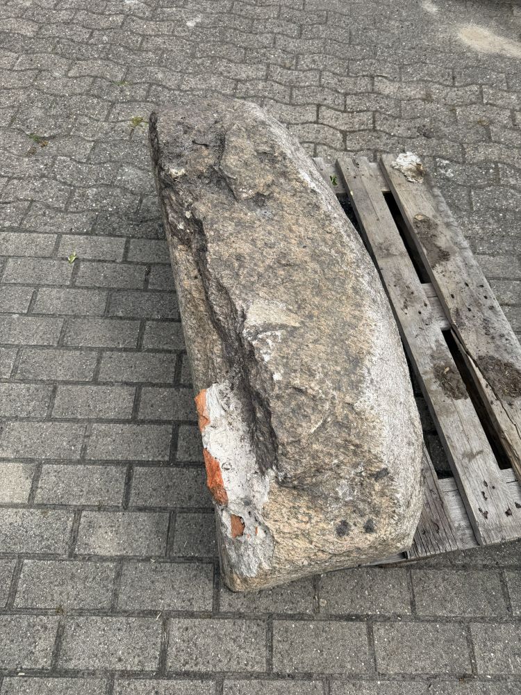 Historischer Granit-Trittstein / Eingangsstufe eines alten Bauernhauses – handbehauener Naturstein ca. 120 cm