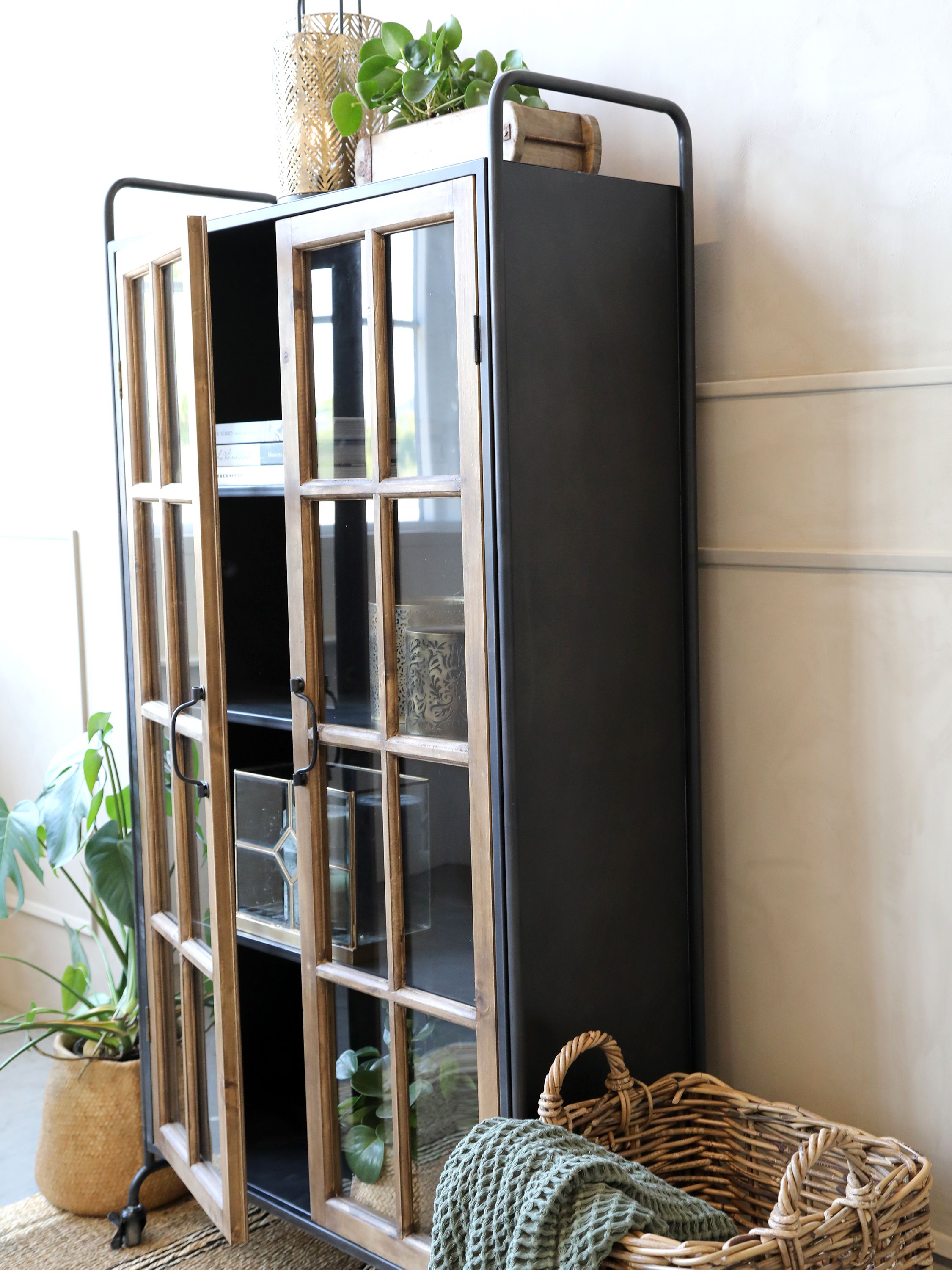 Chic Antique Vitrine auf Rollen – Industrial Vitrinenschrank mit Holz- und Glastüren
