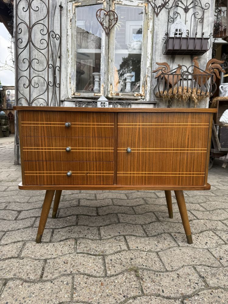 Kleine Mid-Century Kommode – Nussbaum mit Fadenintarsien – 50er/60er Jahre