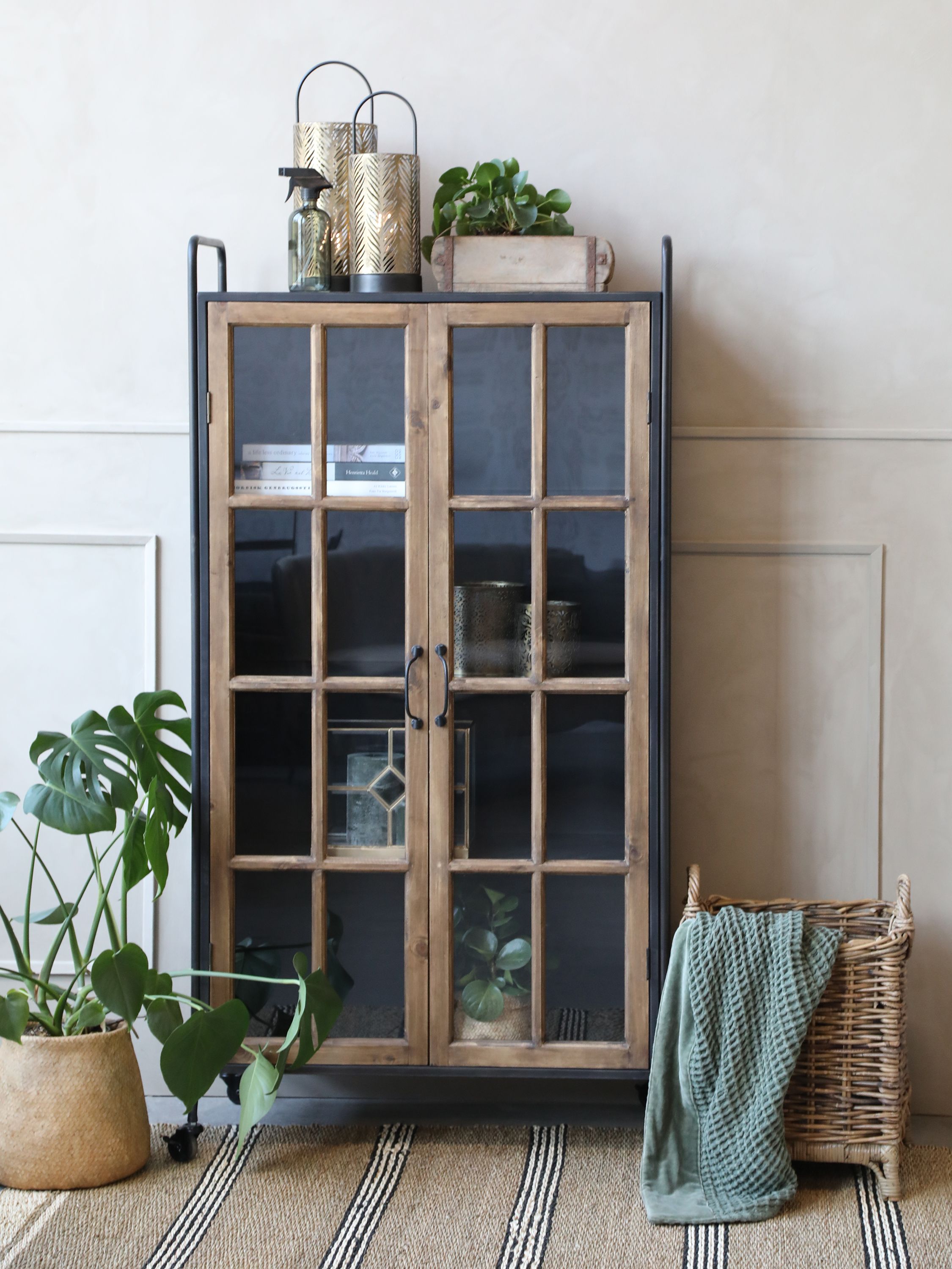 Chic Antique Vitrine auf Rollen – Industrial Vitrinenschrank mit Holz- und Glastüren
