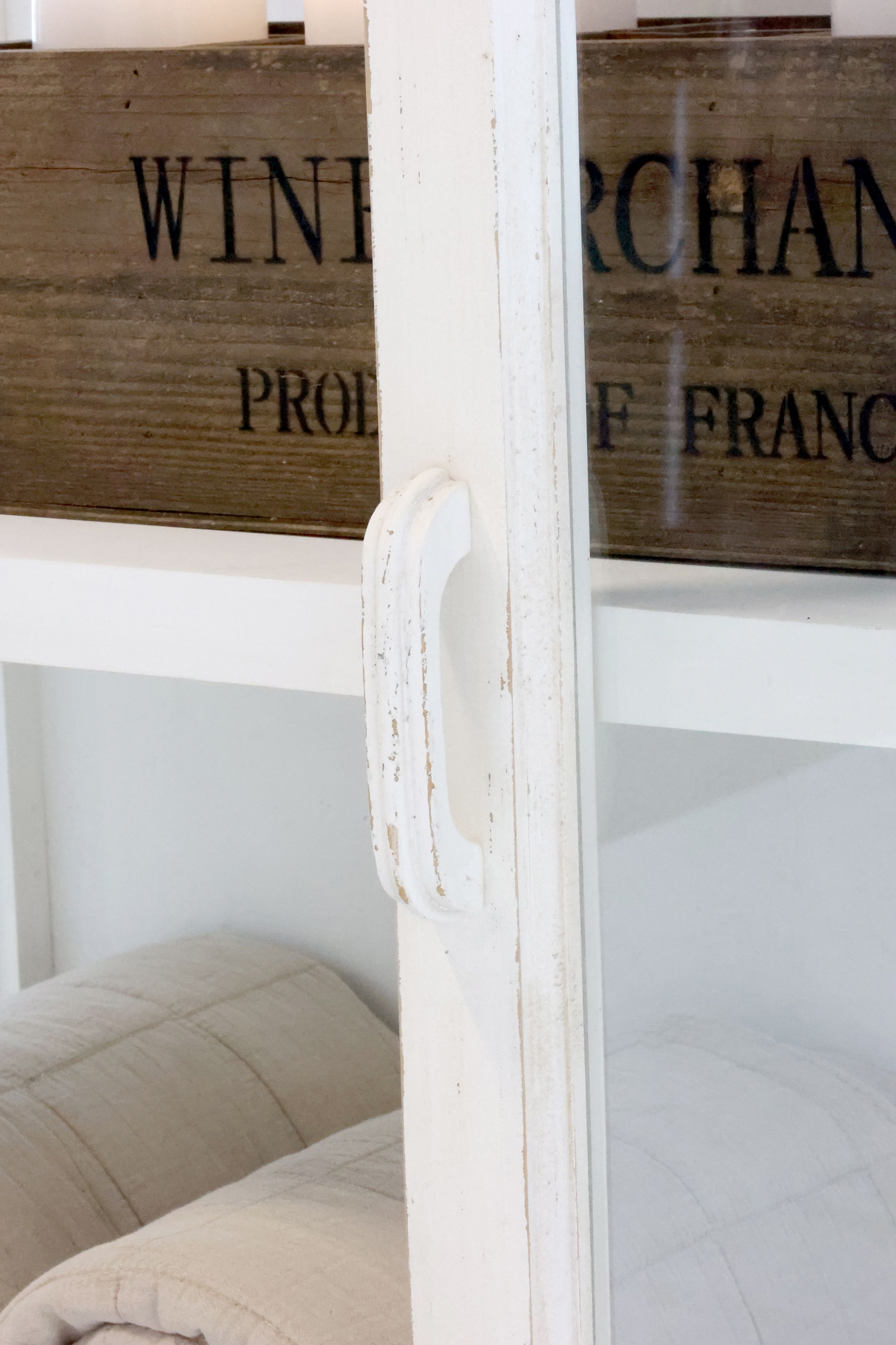 Chic Antique Glasschrank Antique Creme – Vintage Landhausstil
