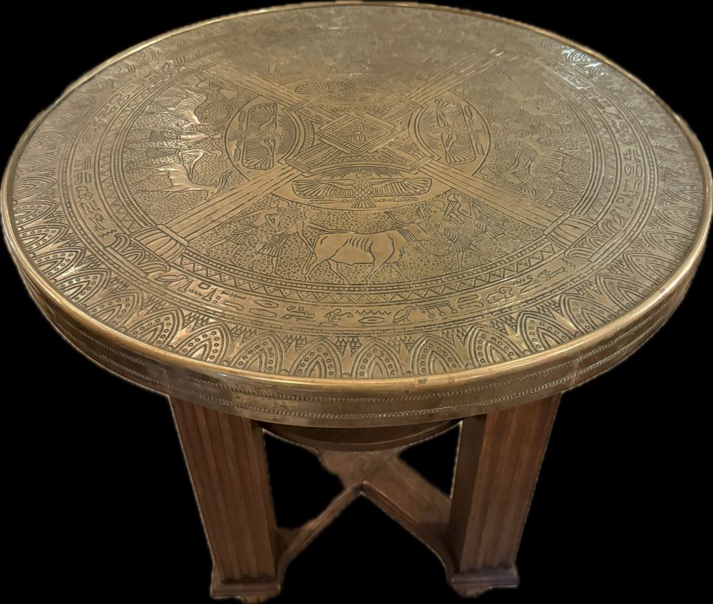 Antiker Rauchtisch „Cairo“ um 1920 – Eiche mit Messingplatte im Ägypten-Stil