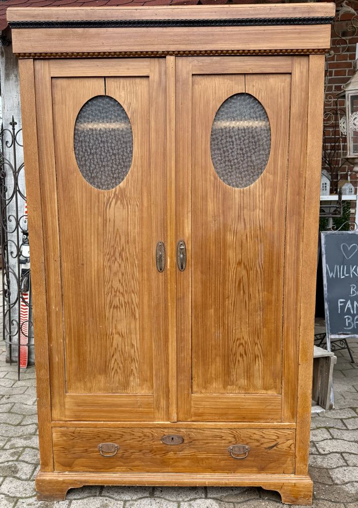 Antiker Weichholzschrank „Liebhaberstück“ – deutsches Original um 1920