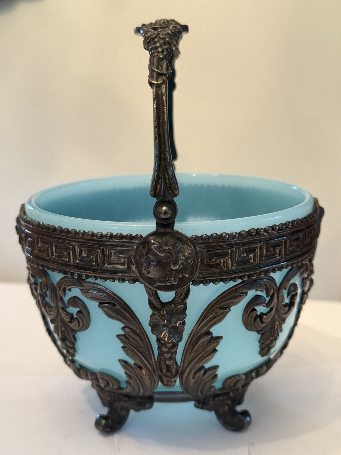 Antike Henkelschale mit blauem Glaseinsatz – Historismus um 1880–1900