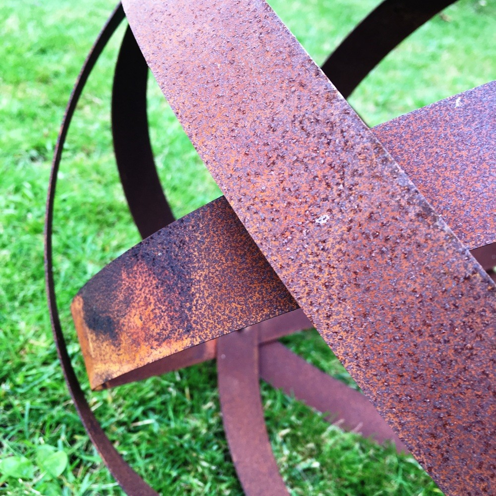 Gartenkugel aus Metallbänder