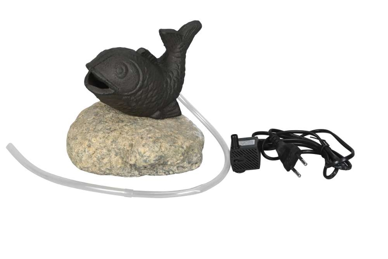 Quellfisch – Wasserspeier aus Gusseisen auf Naturstein mit Pumpe