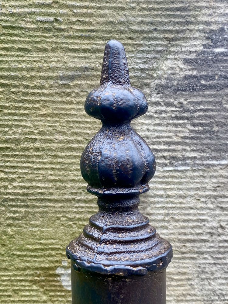 Zaunpfosten / Zaunpfahl "PFOSTY" aus Metall / runde mit Spitze Vintagelook