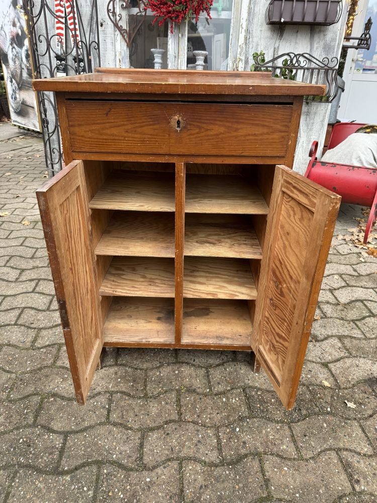 Kleines Schränkchen um 1920 – Weichholz