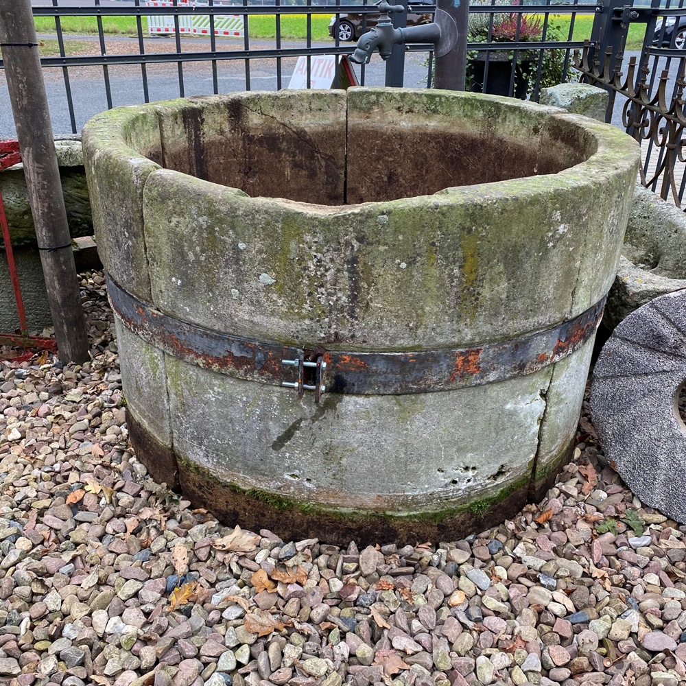 historischer Sandsteinbrunnen