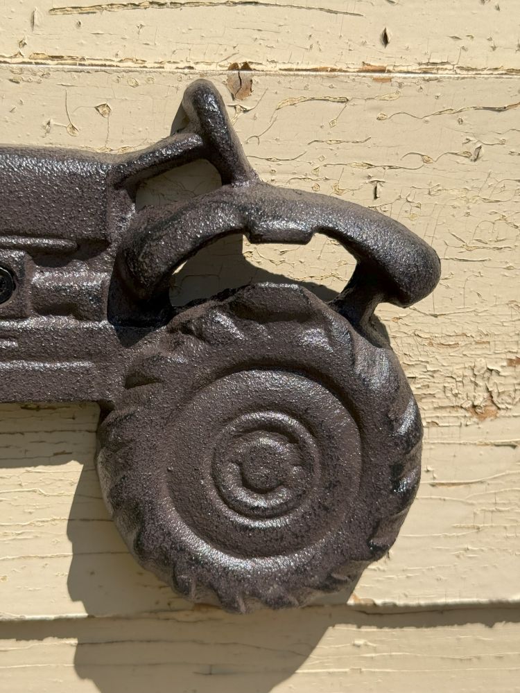 Rustikaler Wand-Flaschenöffner „Traktor“ – Gusseisen trifft Nostalgie