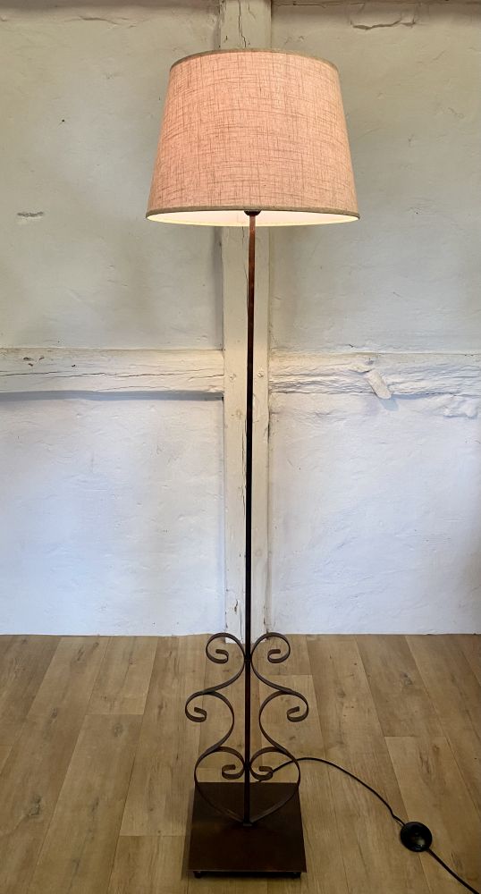 Stehleuchte im Landhausstyle mit Metallfuß / Stoffschirm / beige  
