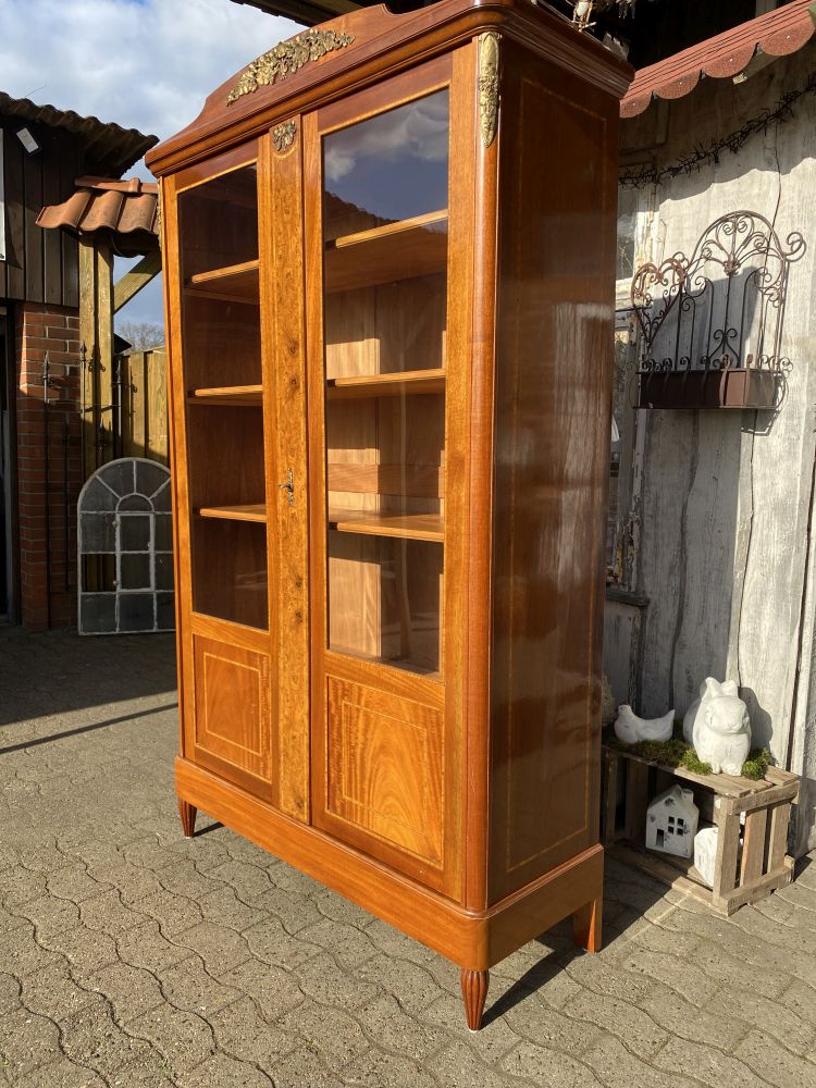 Vitrinenschrank aus Frankreich / antik / Nussbaum mit Einlegearbeiten