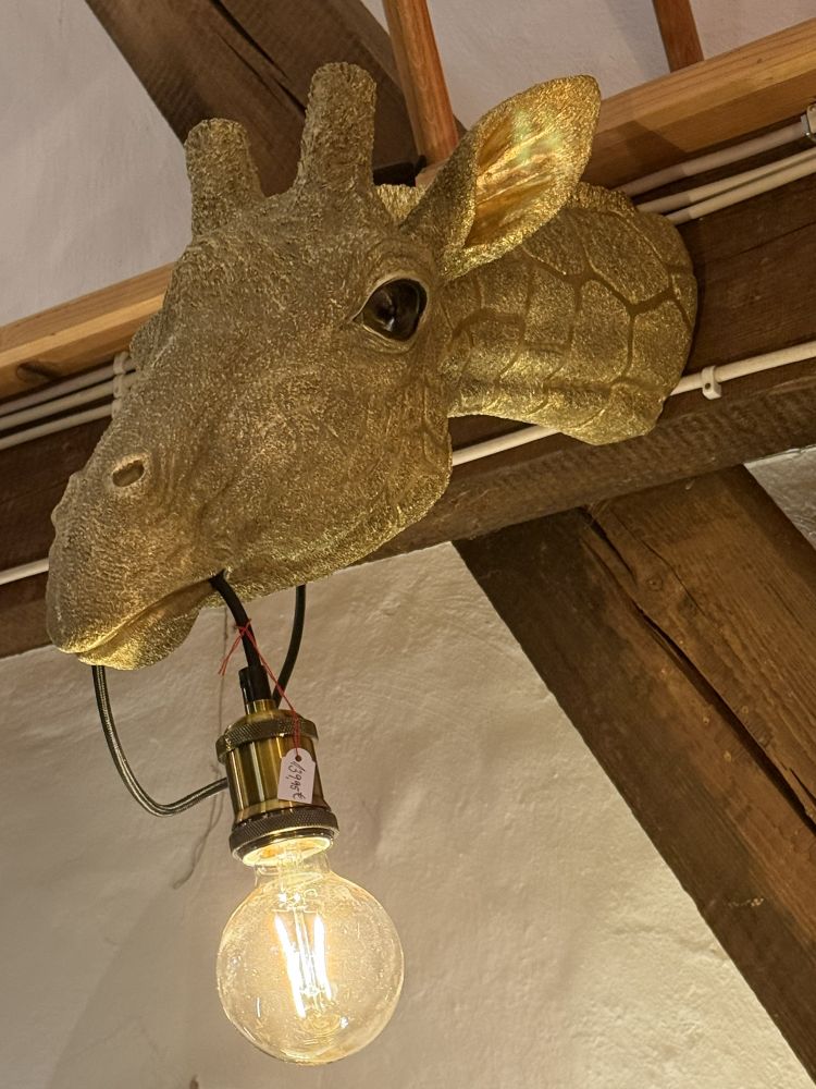 Wandleuchte „Golden Giraffe“ – Design Giraffenkopf mit Messingfassung