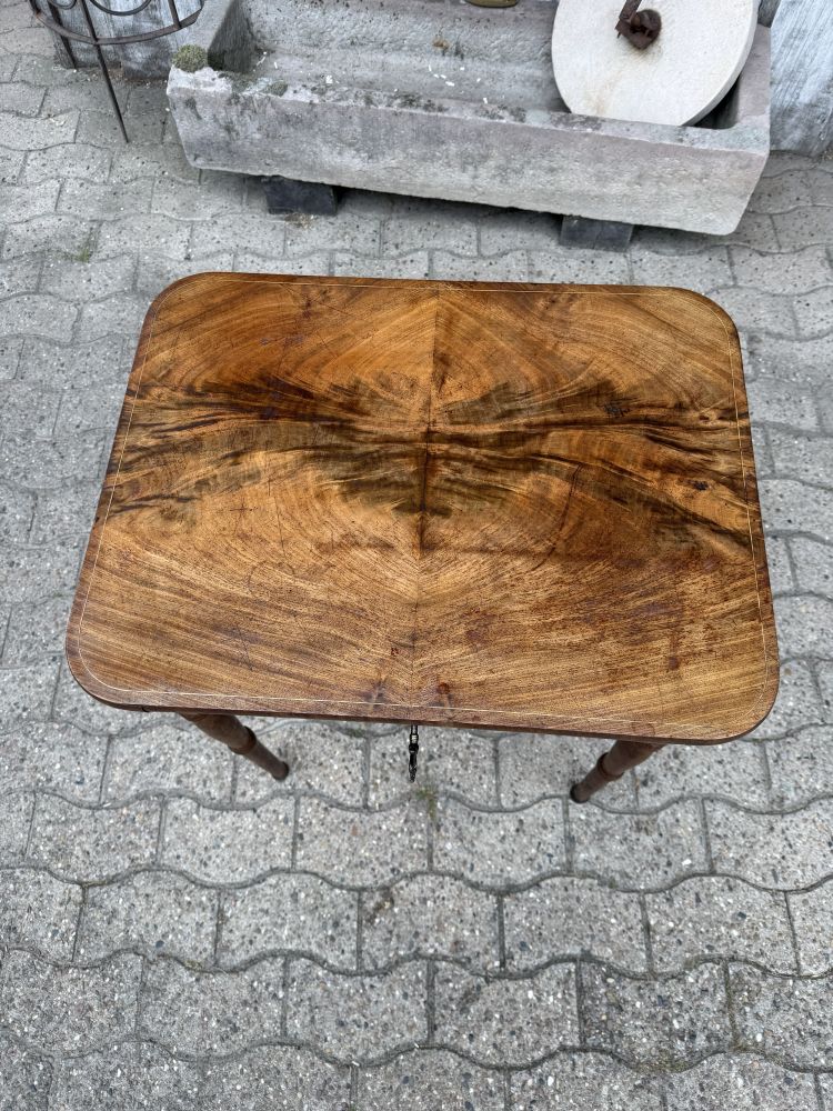 Antiker Nähtisch / Handarbeitstisch Biedermeier um 1840 – Mahagoni mit Fadenintarsie