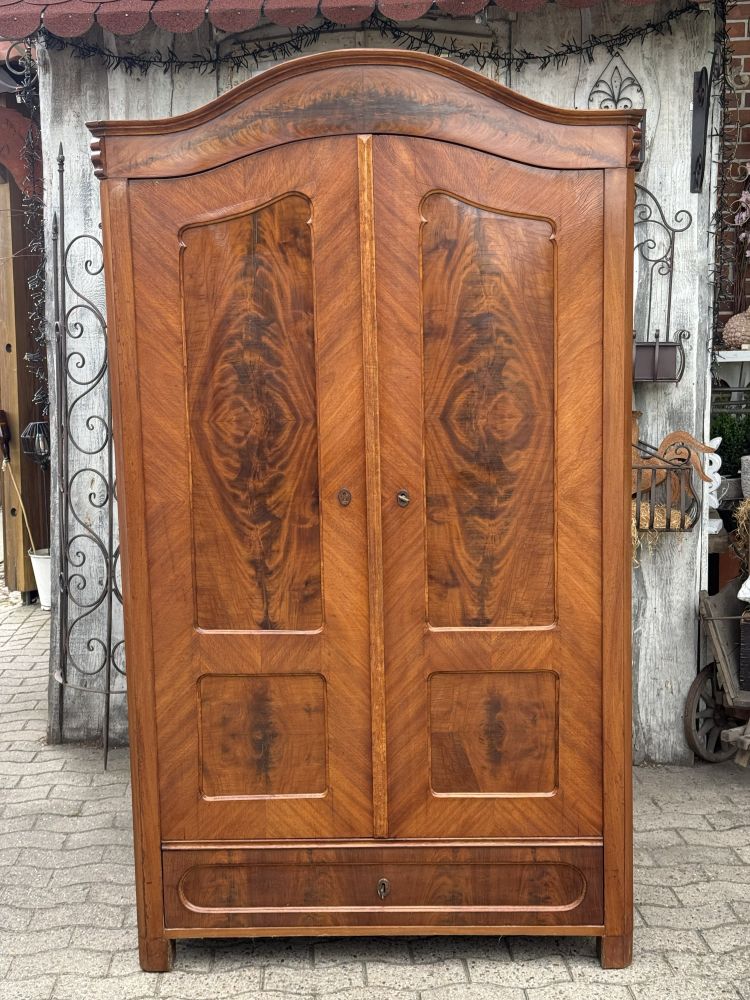 Antiker Wäscheschrank Mahagoni Louis Philippe um 1860–1870 – restauriert, 4 Böden, Schublade