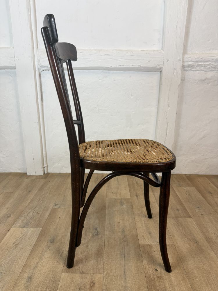 Antiker Kaffeehausstuhl mit Wiener Geflecht um 1900