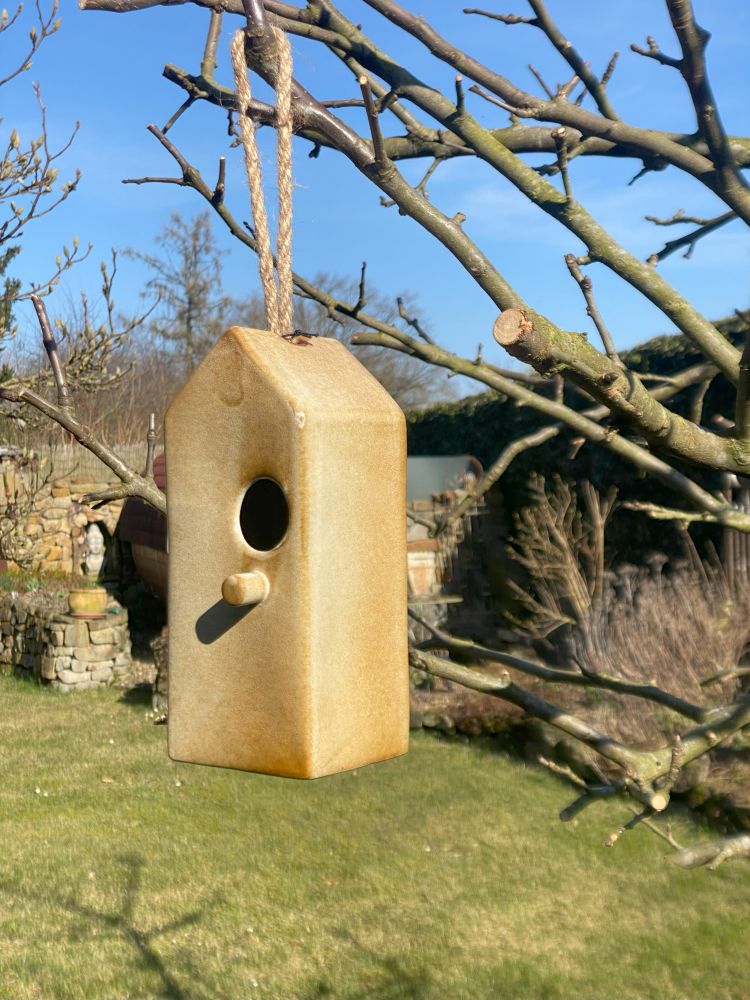 Vogelhäuschen aus Keramik / beige-natur