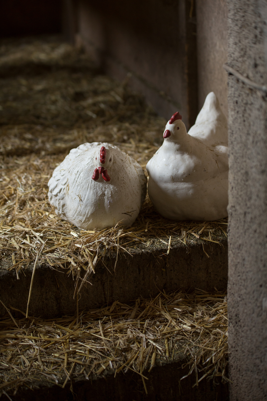 Huhn "KRISTINA" großes Dekohuhn / Keramik -weiß glasiert