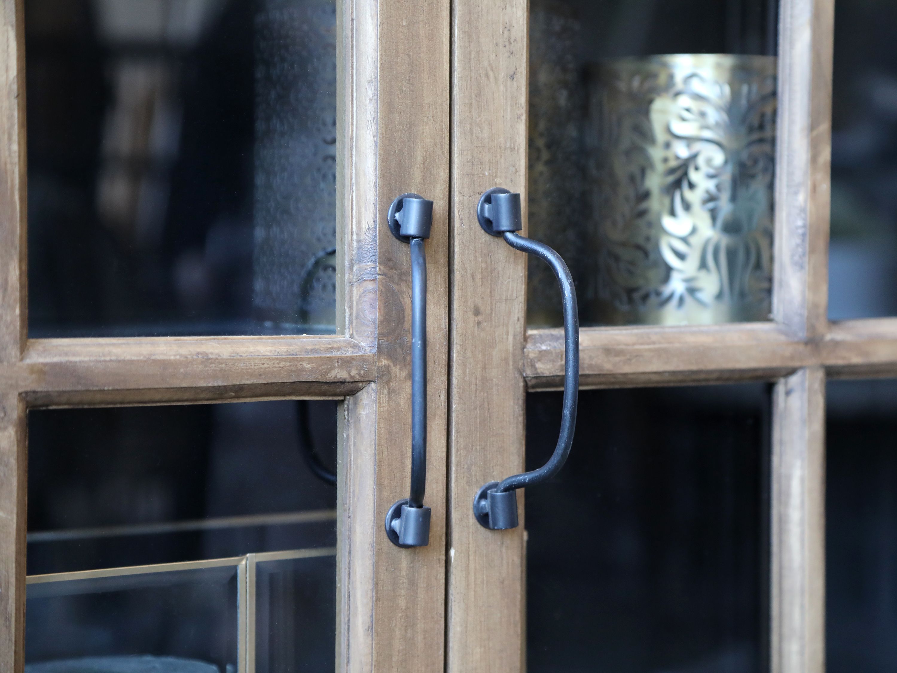 Chic Antique Vitrine auf Rollen – Industrial Vitrinenschrank mit Holz- und Glastüren