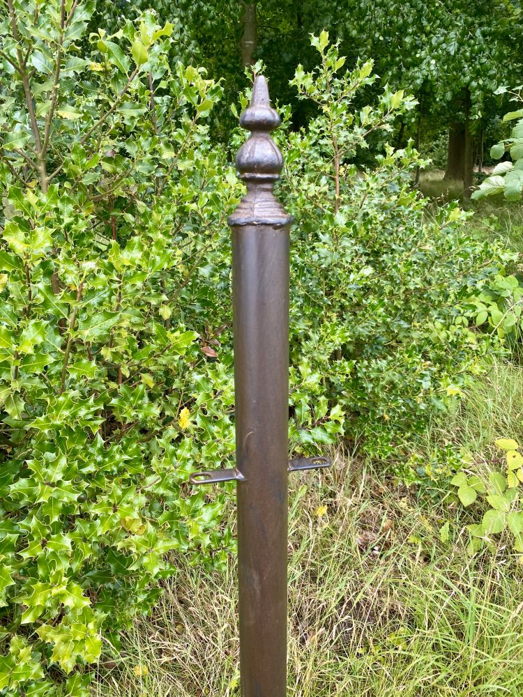 Zaunpfosten / Zaunpfahl "PFOSTY" aus Metall / runde mit Spitze Vintagelook