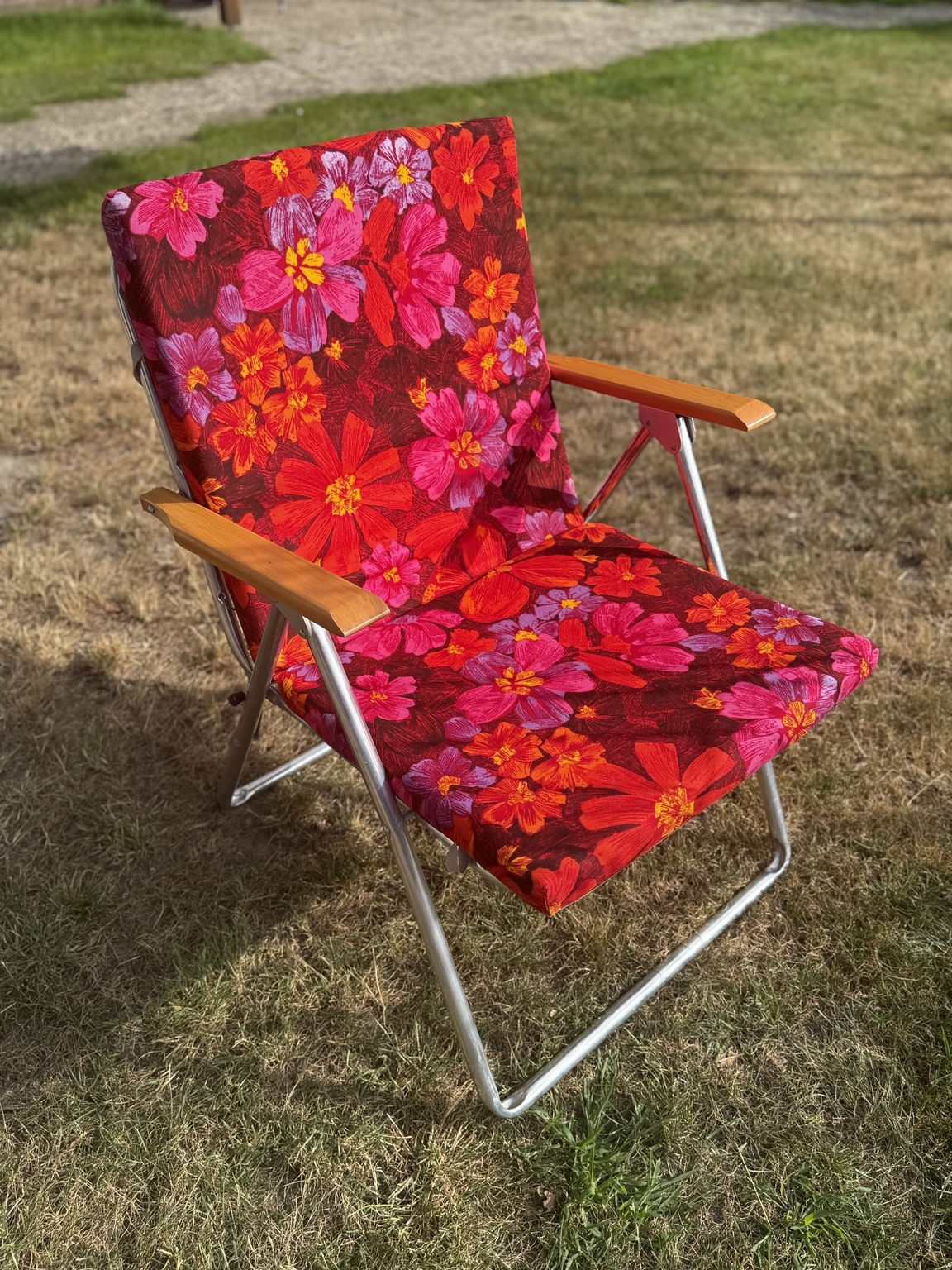 Original SIEGER MM Aluminium-Klappstuhl mit Blumenbezug – 1970er Jahre – 4 Stück vorhanden – mit Originalkartons