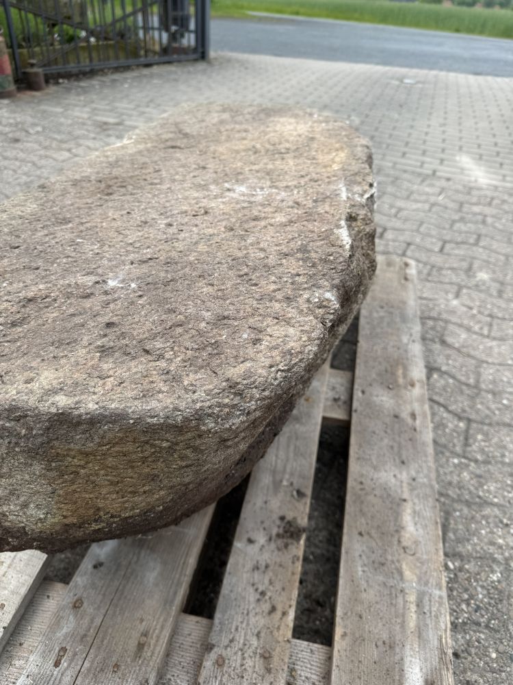 Historischer Granit-Trittstein / Eingangsstufe eines alten Bauernhauses – handbehauener Naturstein ca. 120 cm
