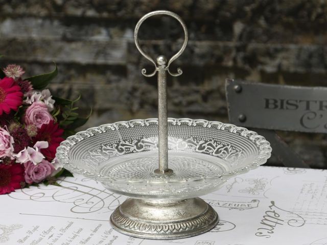 Etagere mit einer Glasschale von Chic Antique