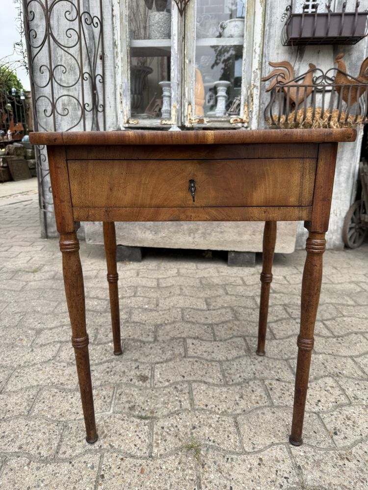 Antiker Nähtisch / Handarbeitstisch Biedermeier um 1840 – Mahagoni mit Fadenintarsie