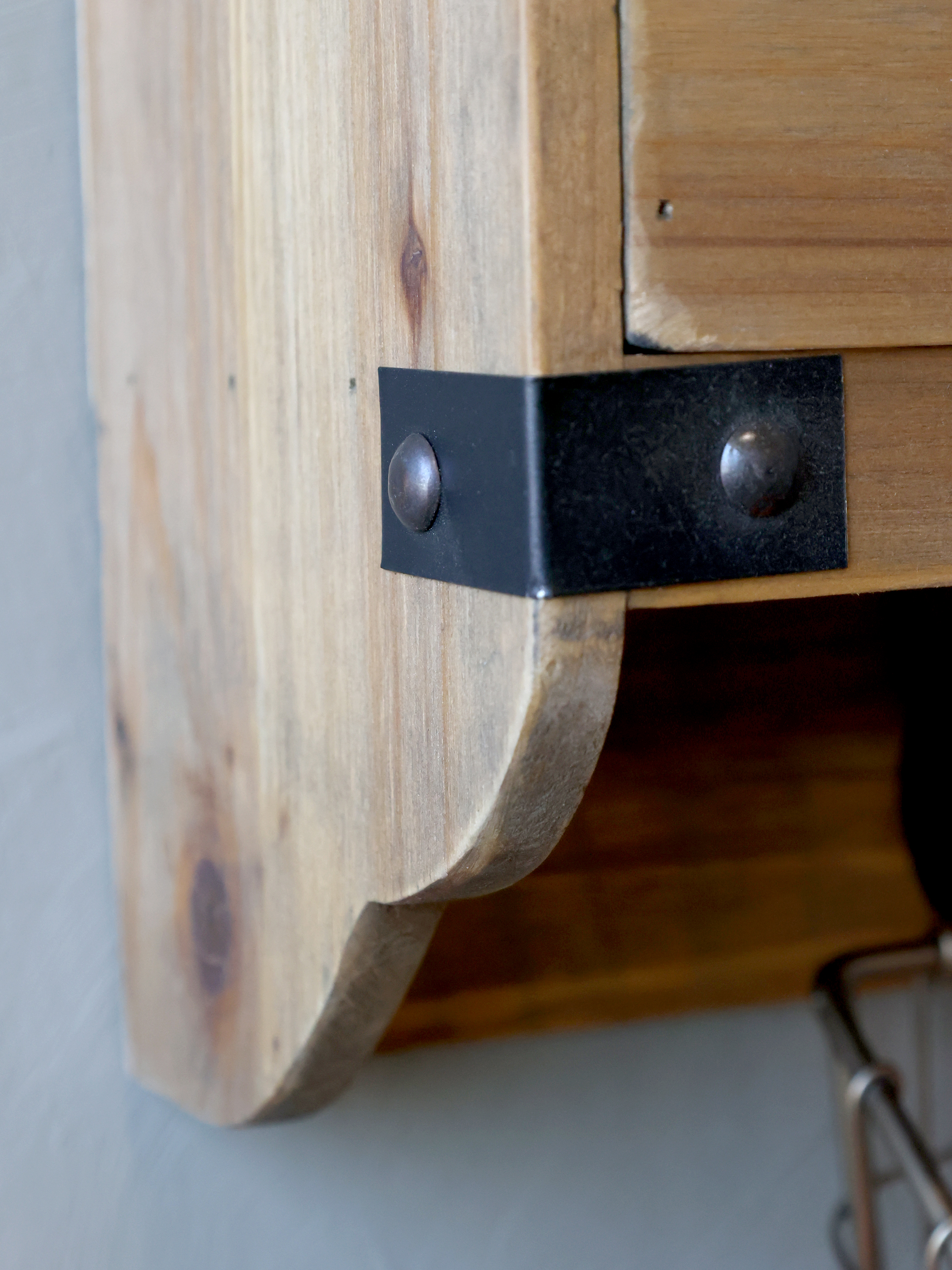 Wandregal im Landhausstil mit 2 Schubladen und 3 Haken von Chic Antique – praktische Vintage-Eleganz für dein Zuhause
