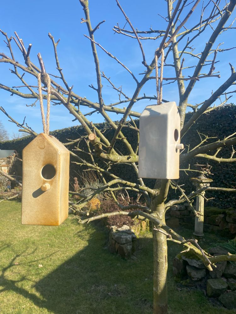 Vogelhäuschen aus Keramik / beige-natur