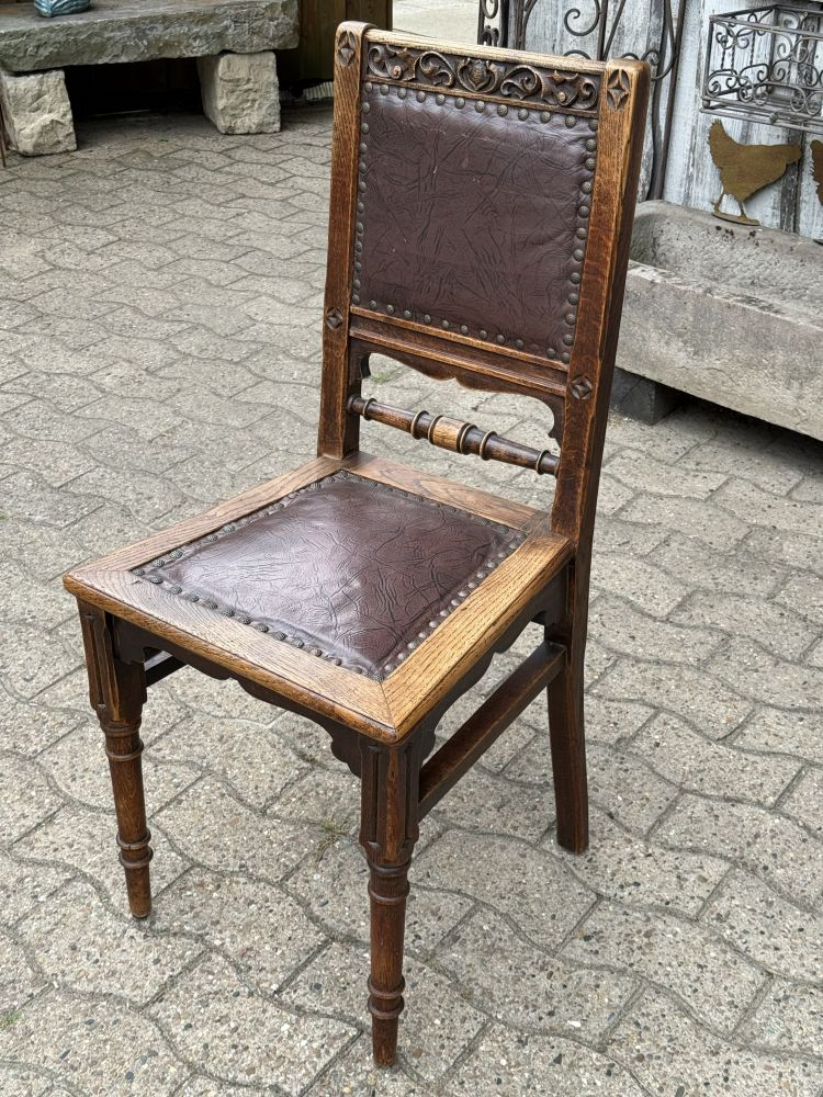 Antiker Stuhl aus Eiche mit Leder – um 1900