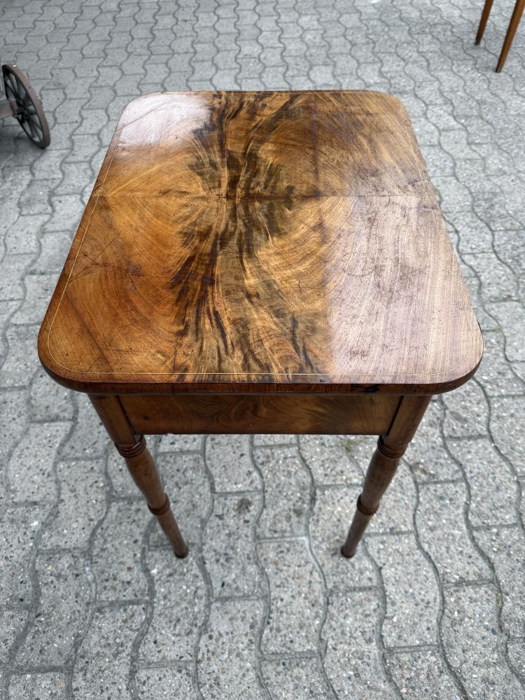 Antiker Nähtisch / Handarbeitstisch Biedermeier um 1840 – Mahagoni mit Fadenintarsie
