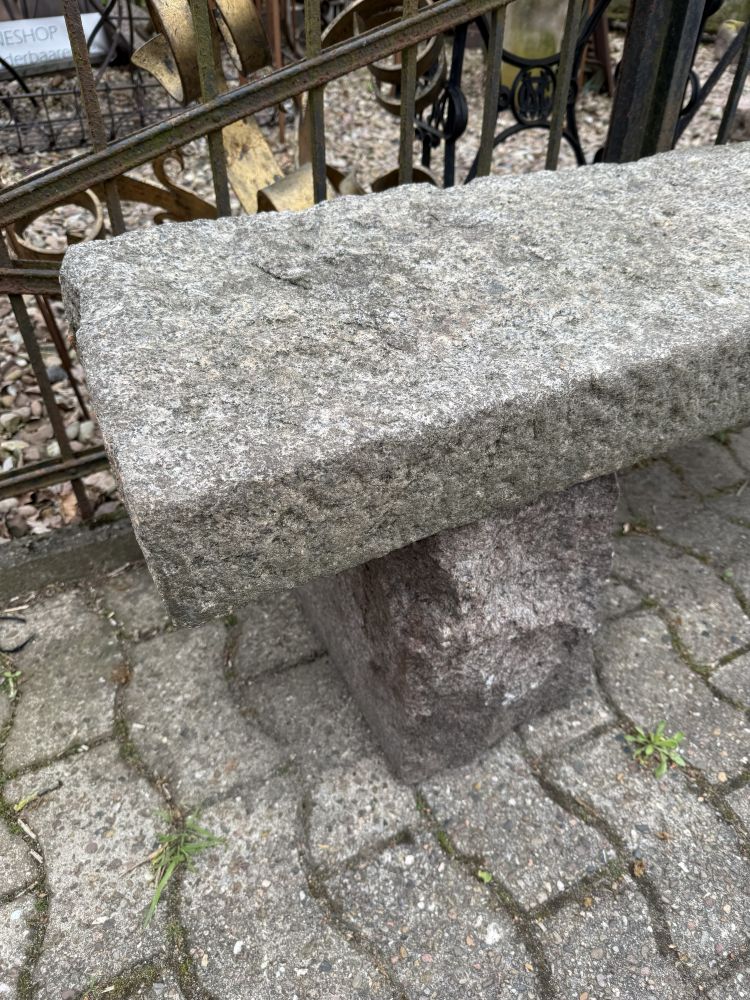 Historische Steinbank aus Naturstein – massive Gartenbank 180 cm