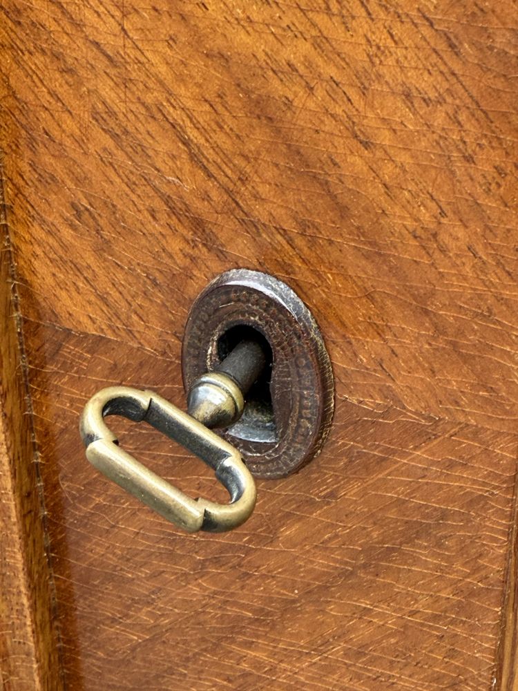 Antiker Wäscheschrank Mahagoni Louis Philippe um 1860–1870 – restauriert, 4 Böden, Schublade